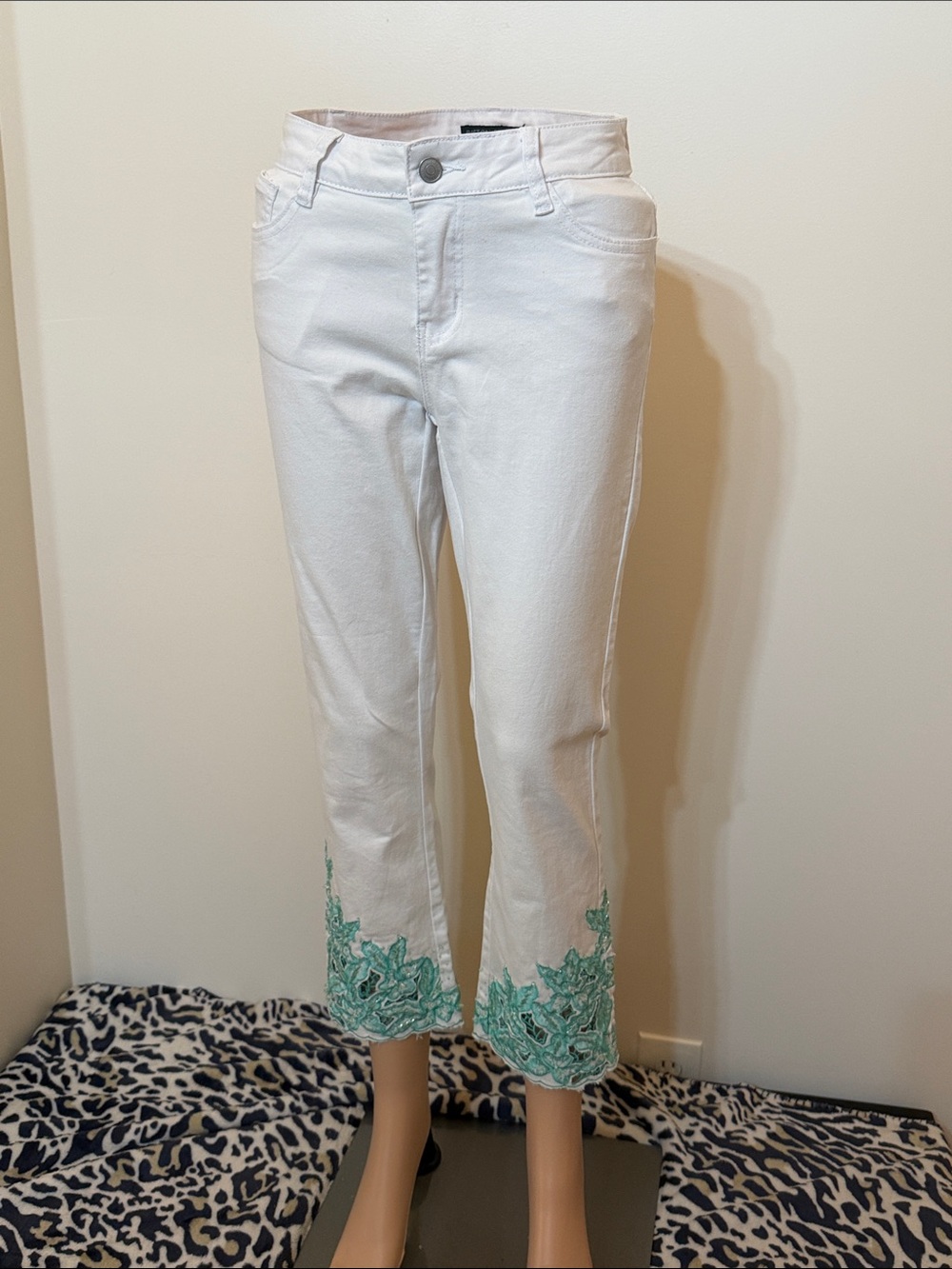 Boston Proper White Cropped Jeans with Mint Green Embroidered Hem Size 4 NWOT